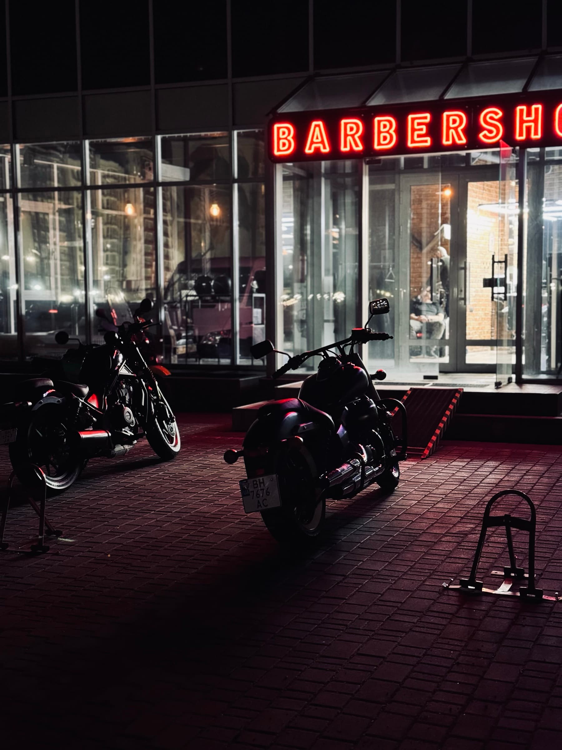 Мотоциклы у входа в Black Barber ночью